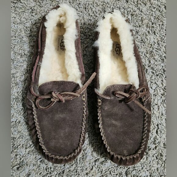 Women’s UGG Mocassin Slippers size 9 - Picture 1 of 9